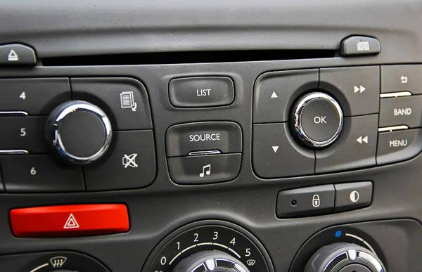 汽車(chē)標(biāo)識(shí)logo都是如何進(jìn)行打標(biāo)的？答案是用激光打標(biāo)機(jī)！(圖2)